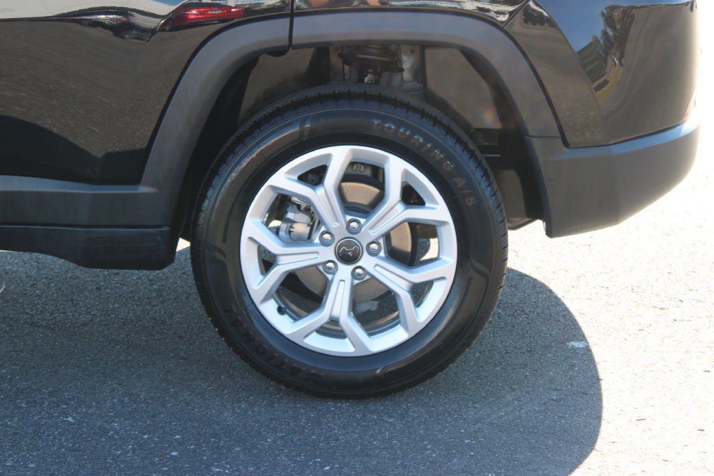 Used 2025 Jeep Compass Latitude AWD/4WD image 14