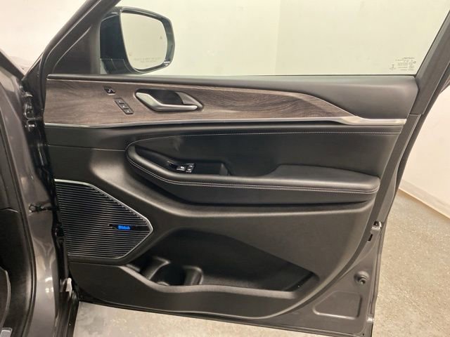 Used 2022 Jeep Grand Cherokee Overland w/ Luxury Tech Group IV image 29