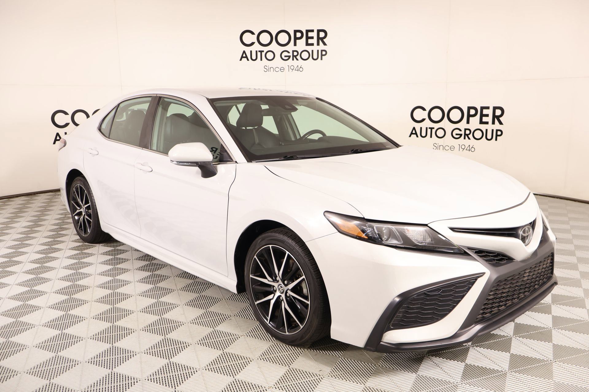 Used 2023 Toyota Camry SE FWD image 1