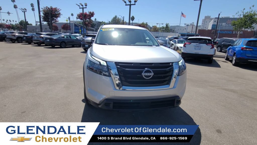 Used 2025 Nissan Pathfinder SV FWD image 3