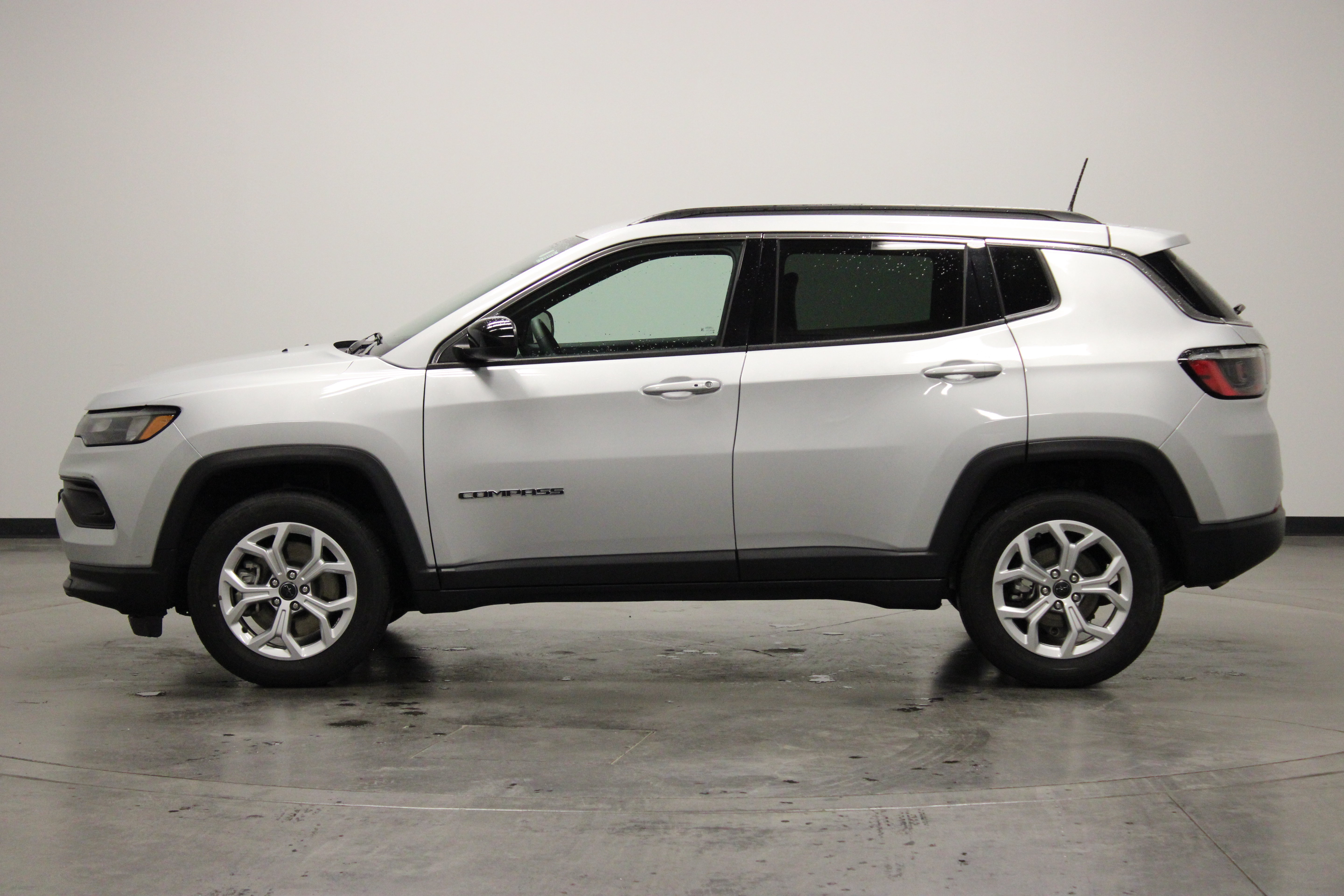 Used 2025 Jeep Compass Latitude AWD/4WD image 5
