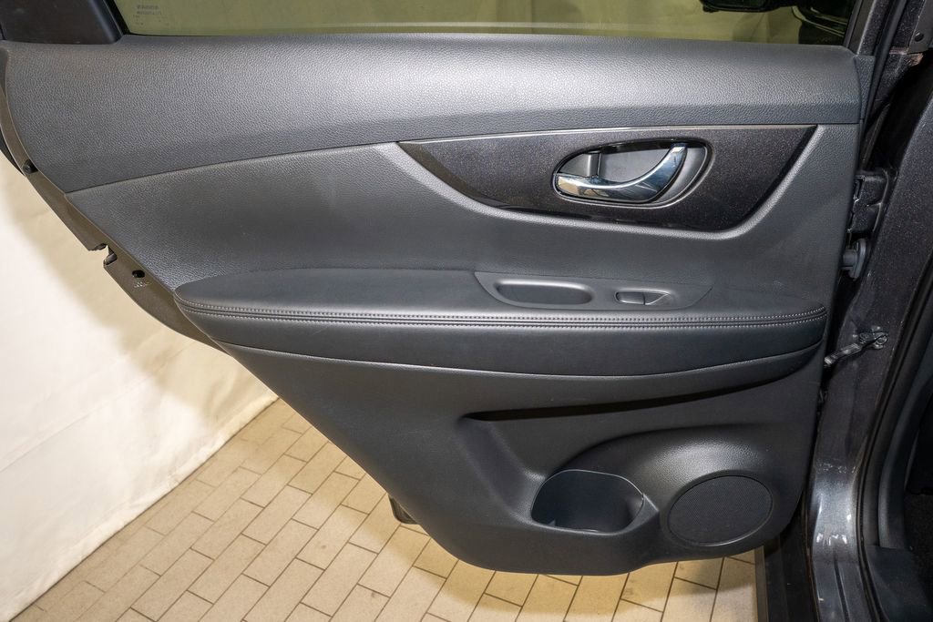 Used 2017 Nissan Rogue SV w/ SV Premium Package image 9