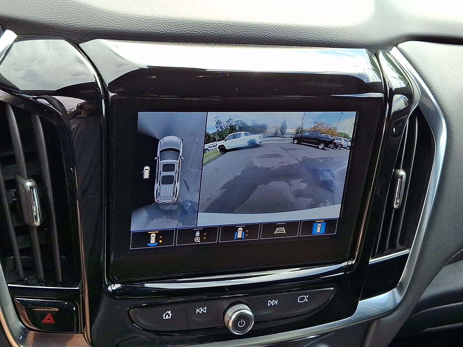 Used 2023 Chevrolet Traverse LT w/ Rear Camera Mirror Package AWD/4WD image 18