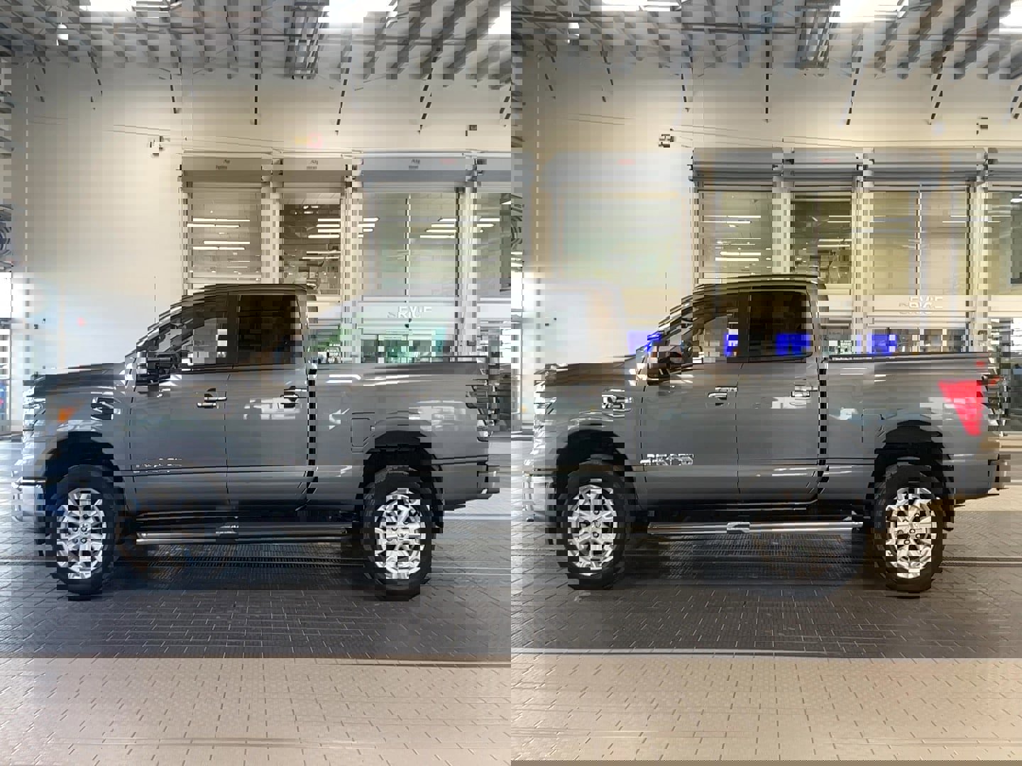 Used 2019 Nissan Titan SV w/ SV Convenience Package image 4