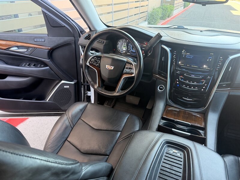 Used 2019 Cadillac Escalade Luxury AWD/4WD image 22