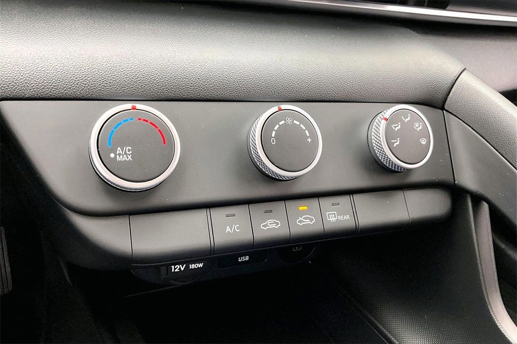 Used 2025 Hyundai Elantra SE image 31