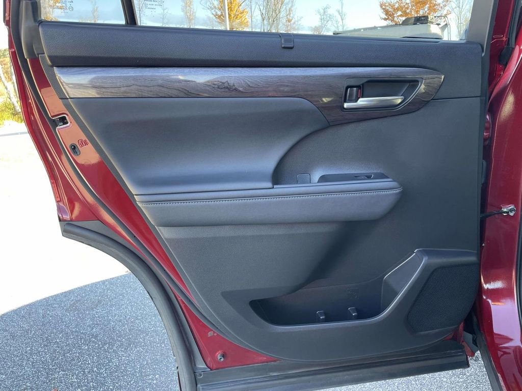 Used 2023 Toyota Highlander Limited image 2