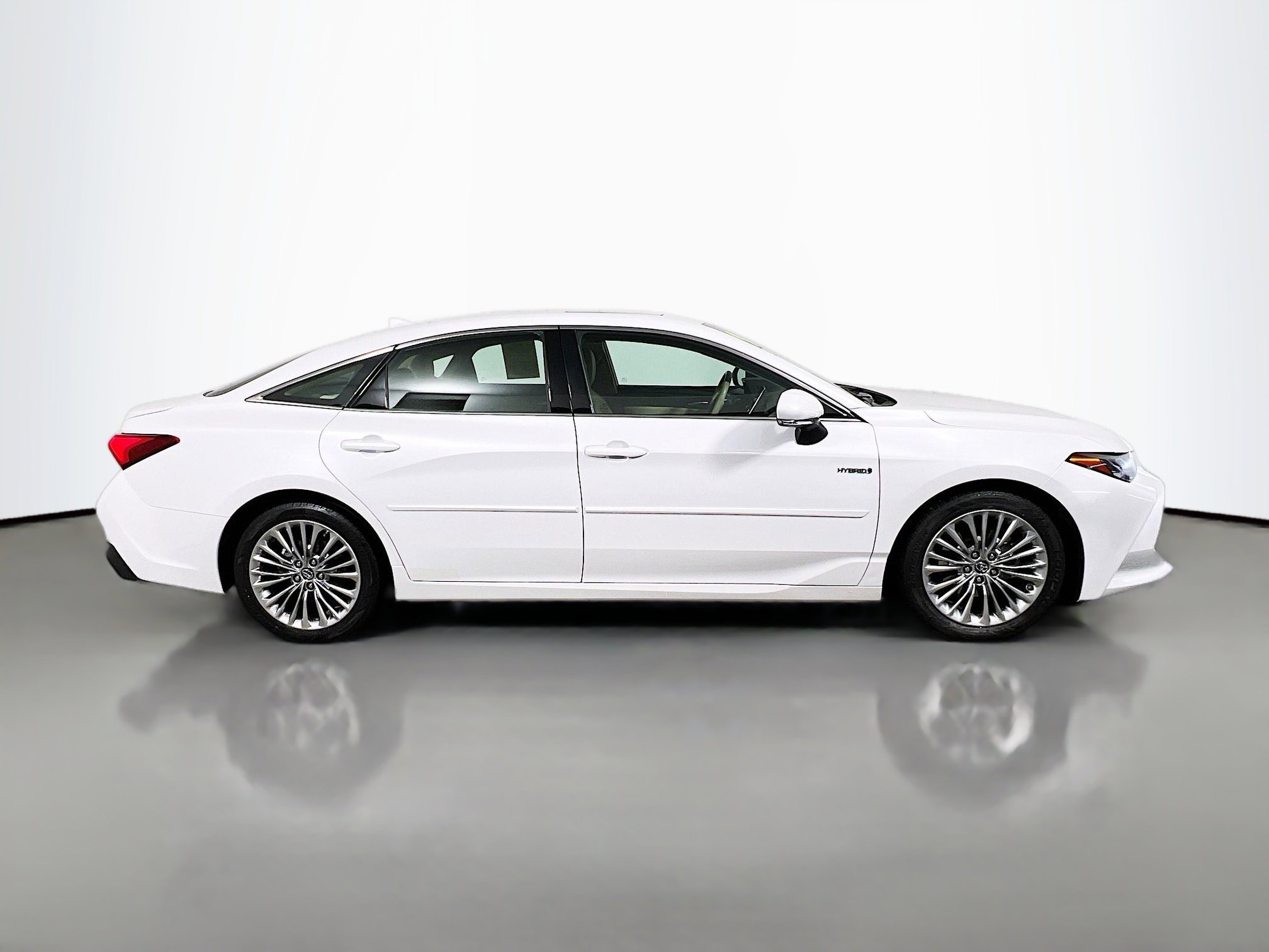 Used 2019 Toyota Avalon Limited image 3