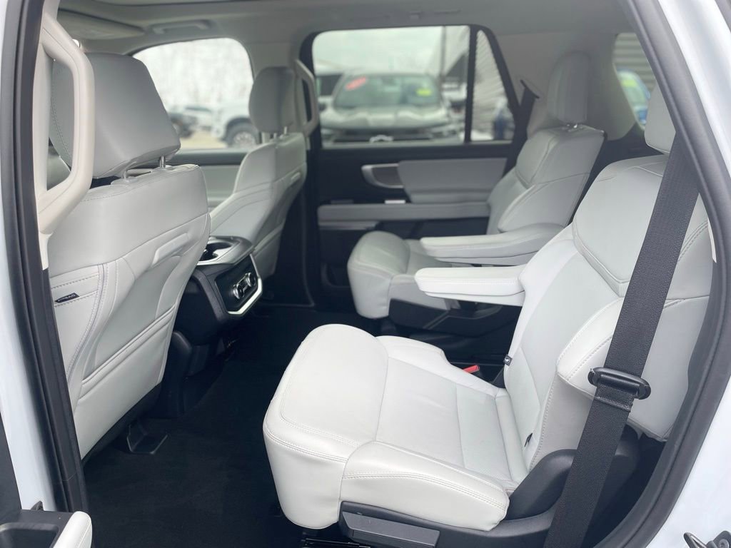 Used 2025 Ford Expedition Platinum image 11