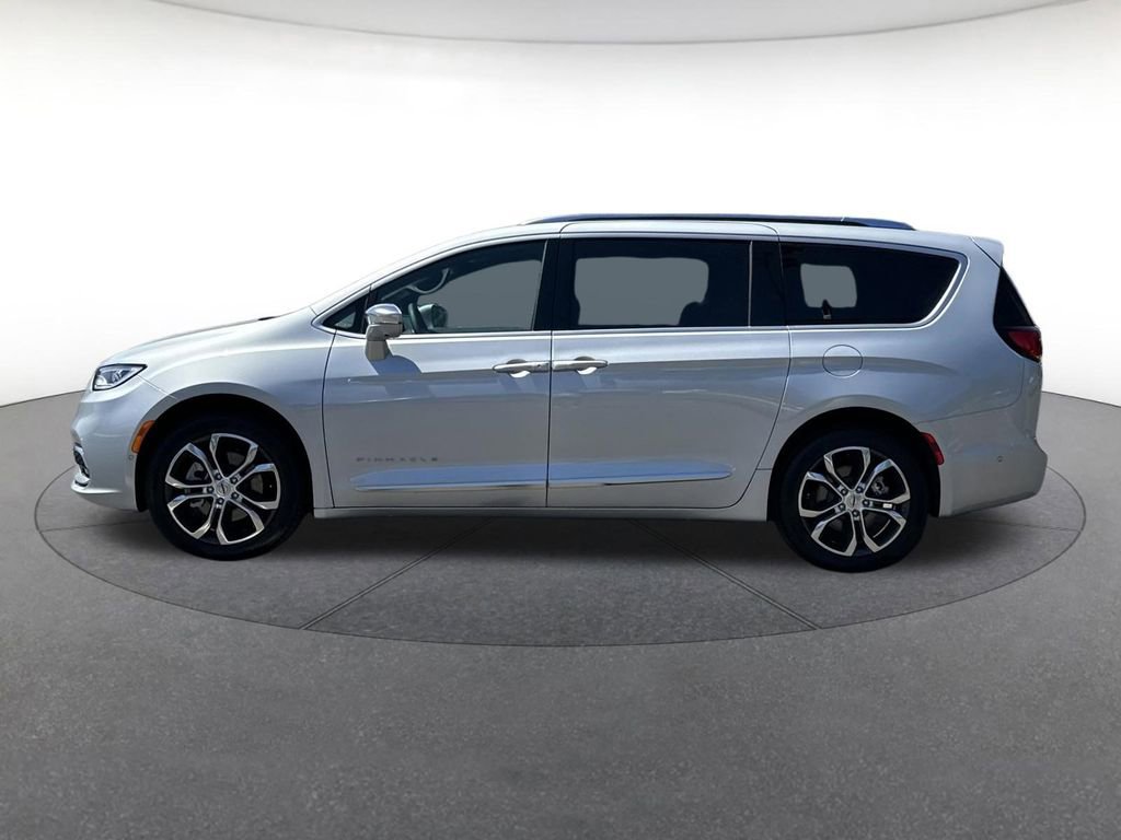 Used 2024 Chrysler Pacifica Pinnacle w/ Trailer Tow Group AWD/4WD image 2