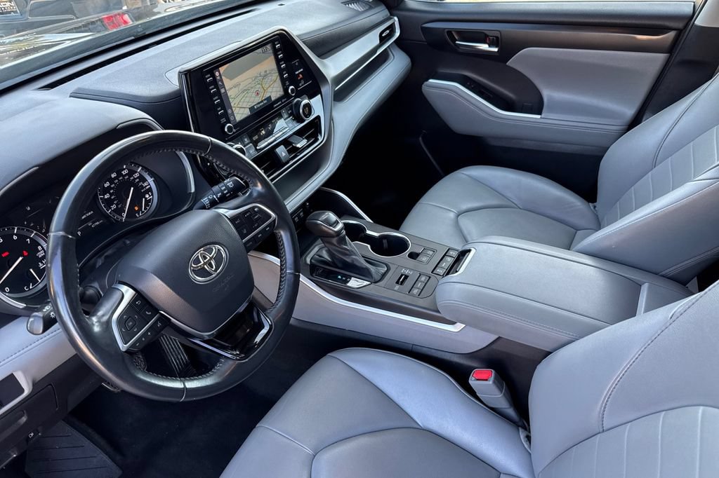 Used 2021 Toyota Highlander XLE AWD/4WD image 4