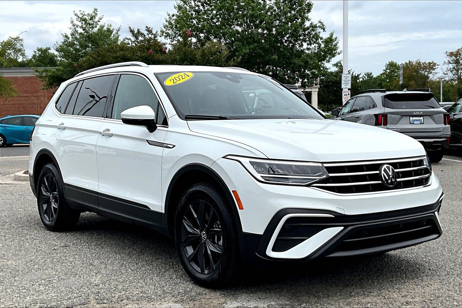 Used 2024 Volkswagen Tiguan SE w/ Panoramic Sunroof Package AWD/4WD image 11