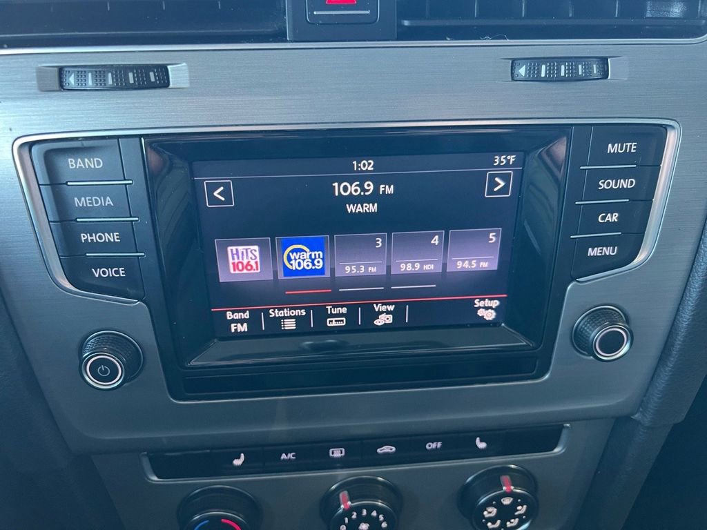 Used 2015 Volkswagen Golf S image 29