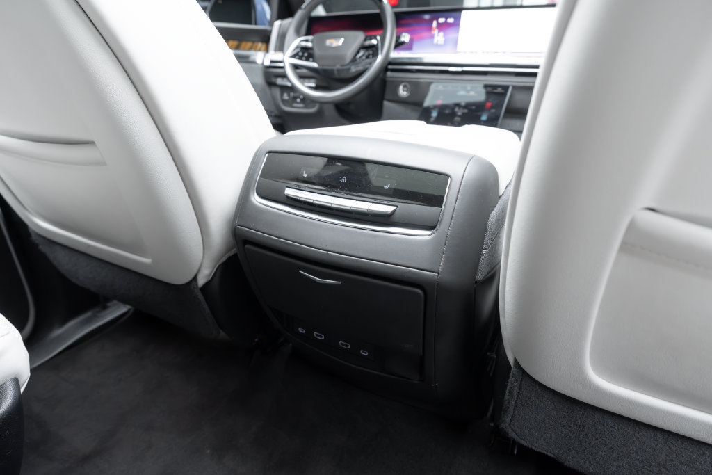 Used 2025 Cadillac Escalade Premium Luxury Platinum AWD/4WD image 46