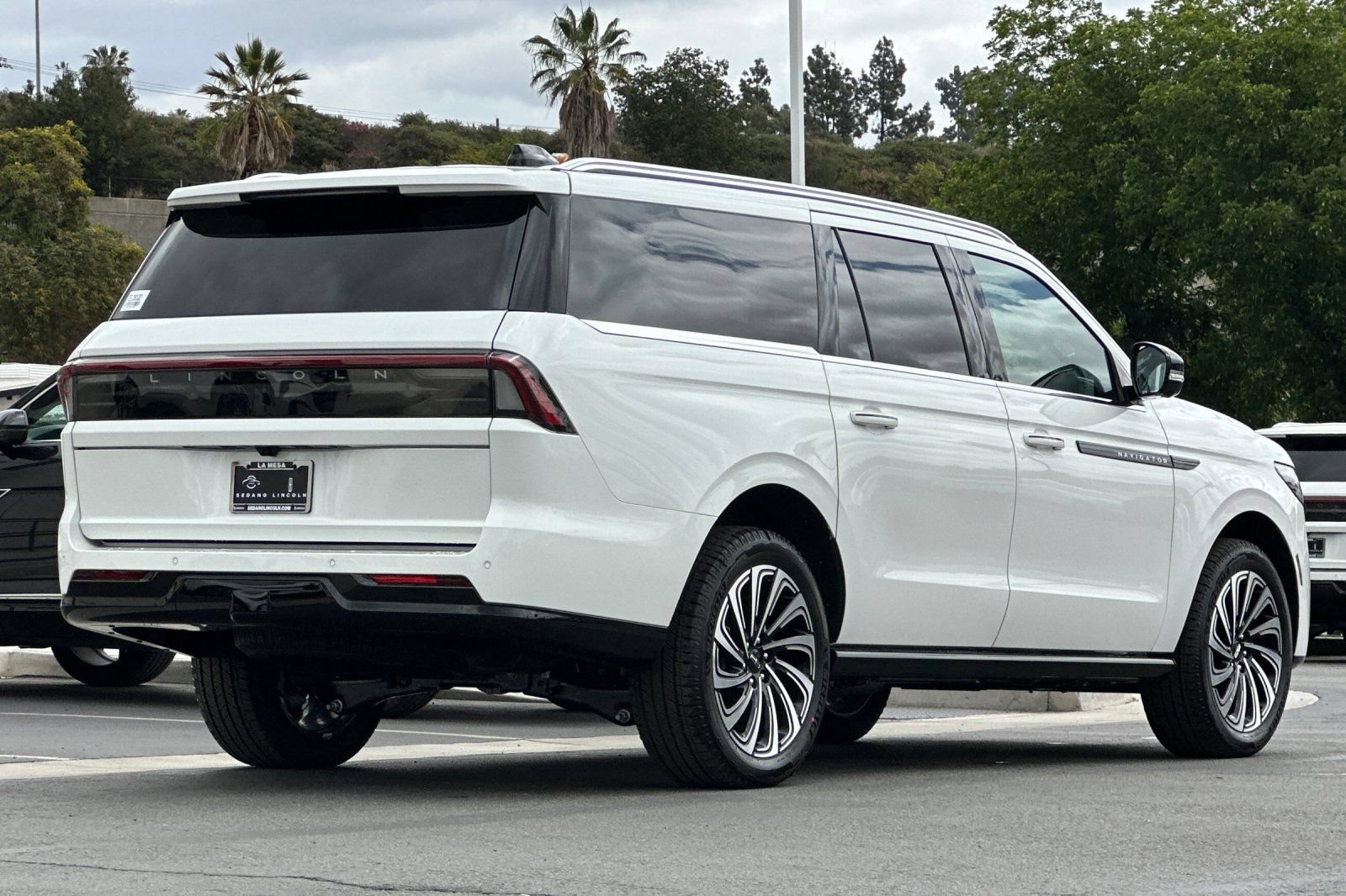 New 2026 Lincoln Navigator L Black Label AWD/4WD image 3