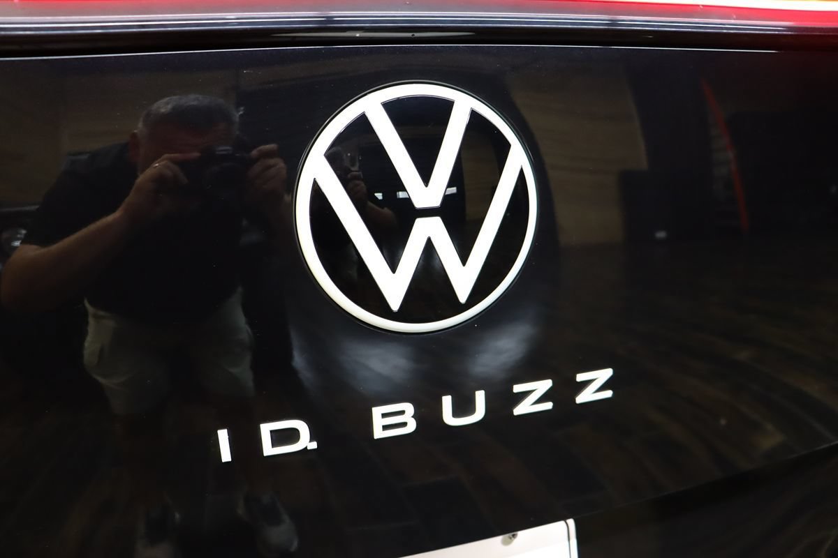 Used 2025 Volkswagen ID. Buzz Pro S RWD image 23