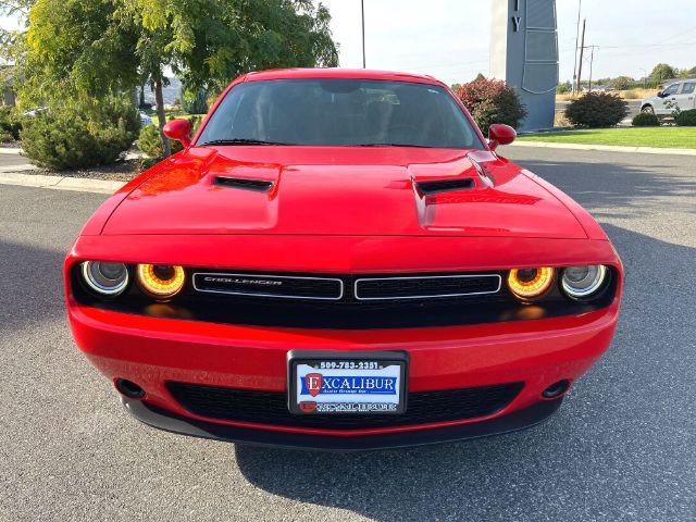 Used 2019 Dodge Challenger SXT image 4