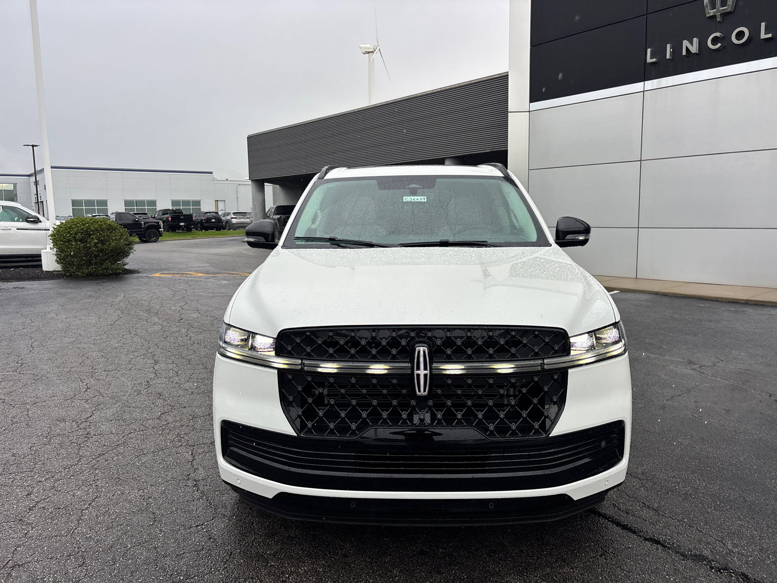 New 2026 Lincoln Navigator L Reserve w/ Jet Appearance Package AWD/4WD image 2
