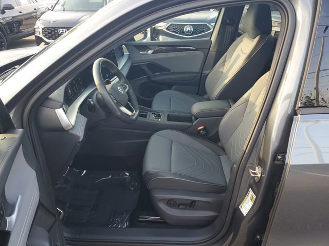 Certified 2025 Volkswagen Tiguan SE R-Line image 19