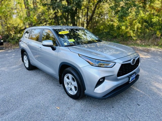 Used 2024 Toyota Highlander LE image 3