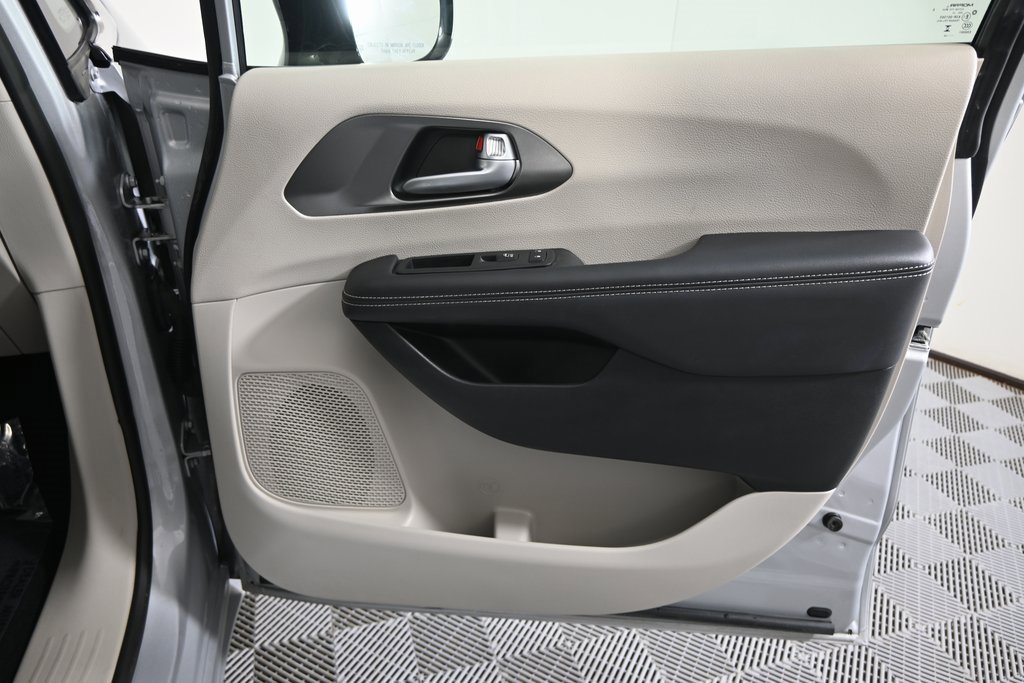 Used 2024 Chrysler Pacifica Touring-L image 12