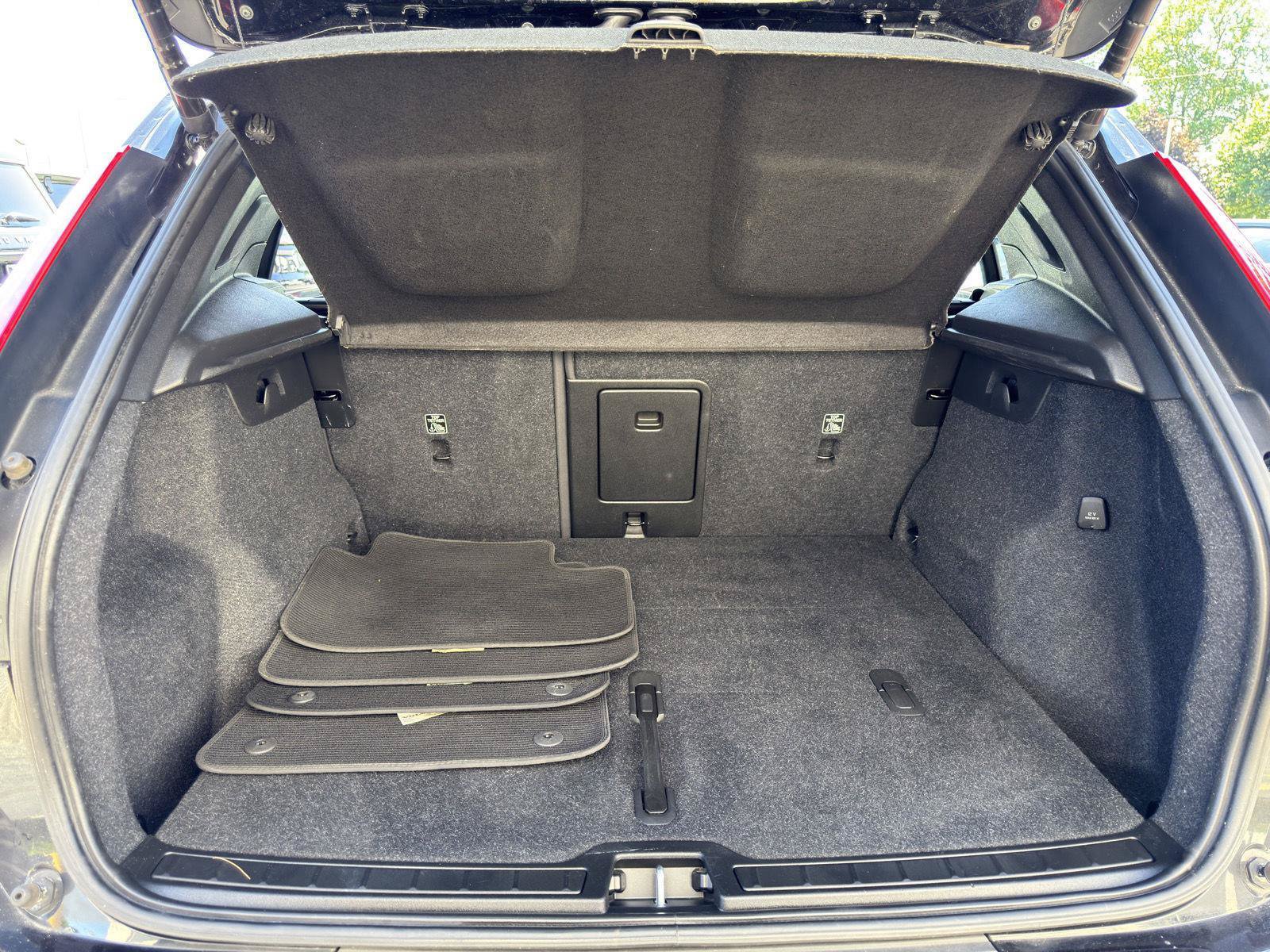 Used 2021 Volvo XC40 P8 Recharge w/ Advanced Package AWD/4WD image 32