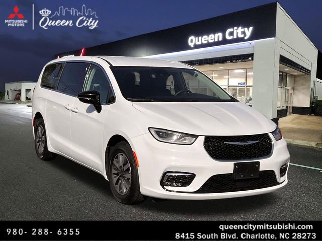 Used 2024 Chrysler Pacifica Select
