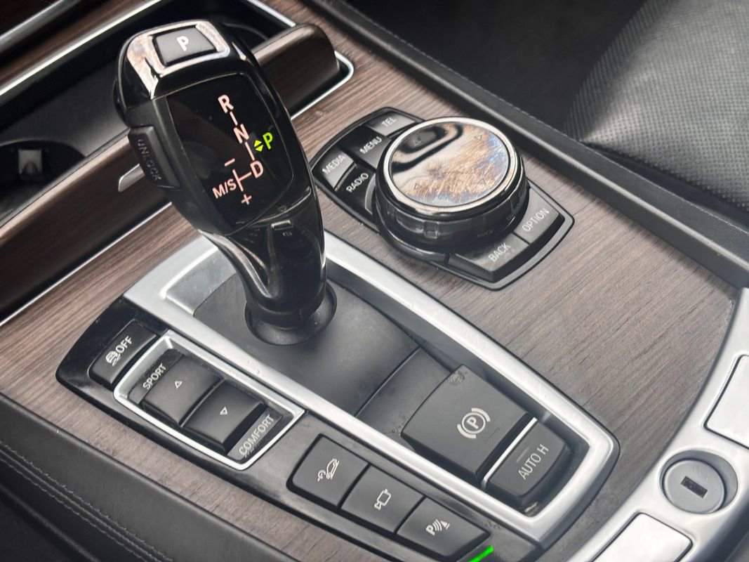 Used 2015 BMW 750Li xDrive image 33