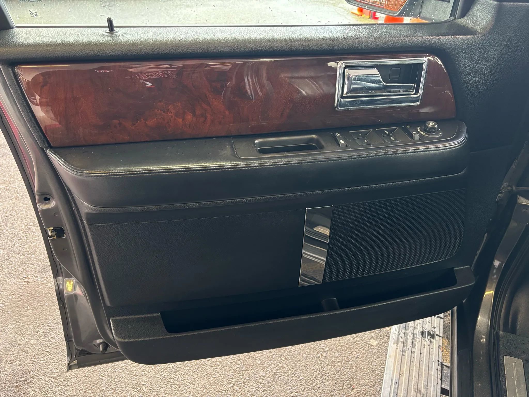 Used 2016 Lincoln Navigator L Select image 12