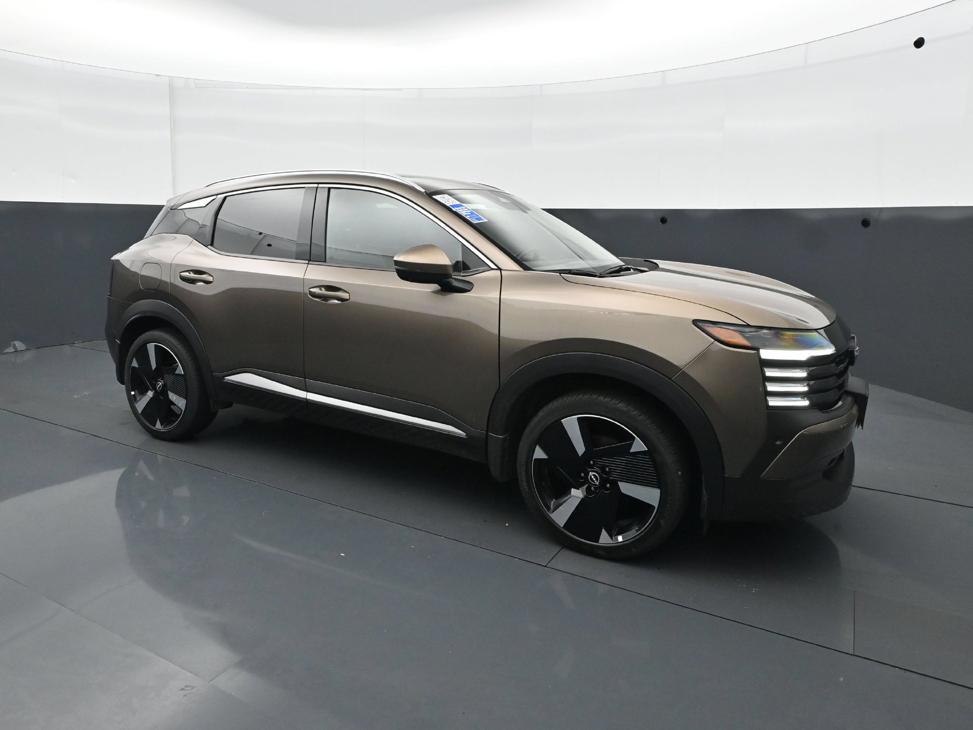 Used 2025 Nissan Kicks SR w/ SR Premium Package AWD/4WD image 9