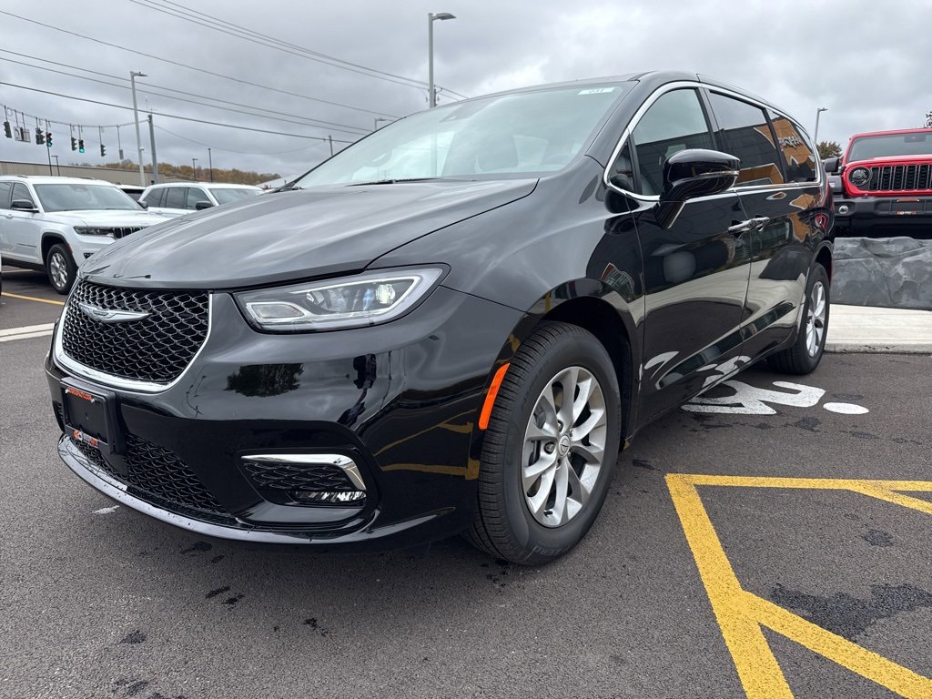 New 2026 Chrysler Pacifica Select image 3