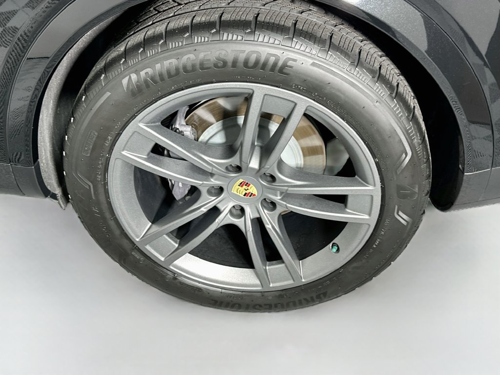 Certified 2024 Porsche Cayenne Coupe AWD/4WD image 32
