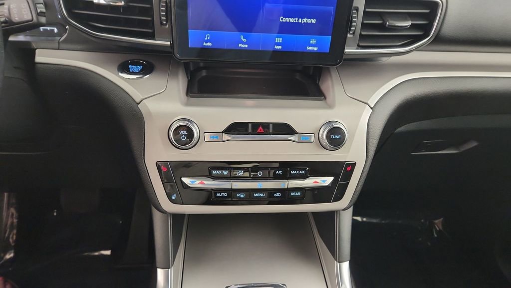 Used 2024 Ford Explorer XLT w/ Equipment Group 202A AWD/4WD image 18