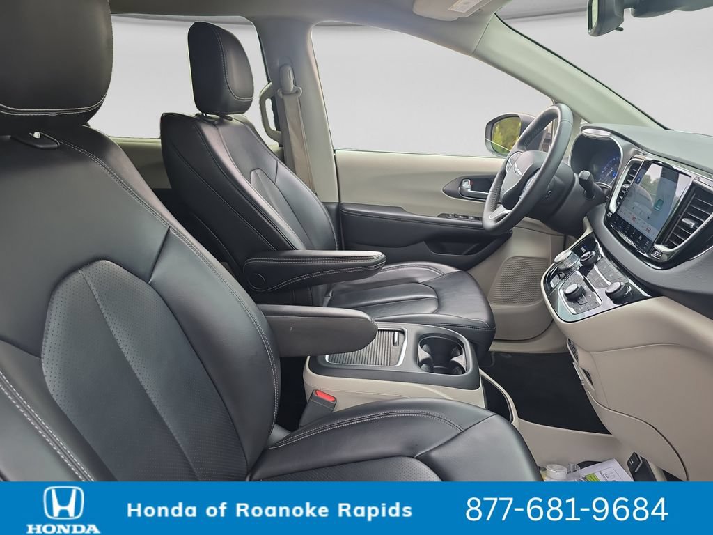 Used 2023 Chrysler Pacifica Touring-L FWD image 17