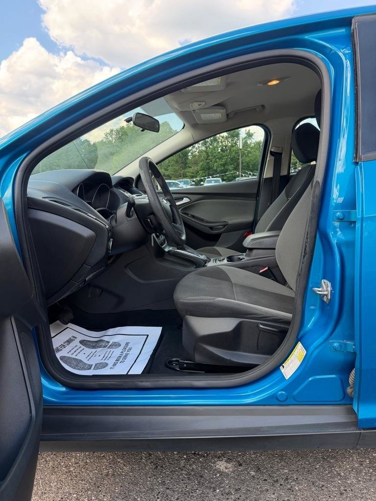 Used 2013 Ford Focus SE w/ SE Winter Pkg FWD image 9