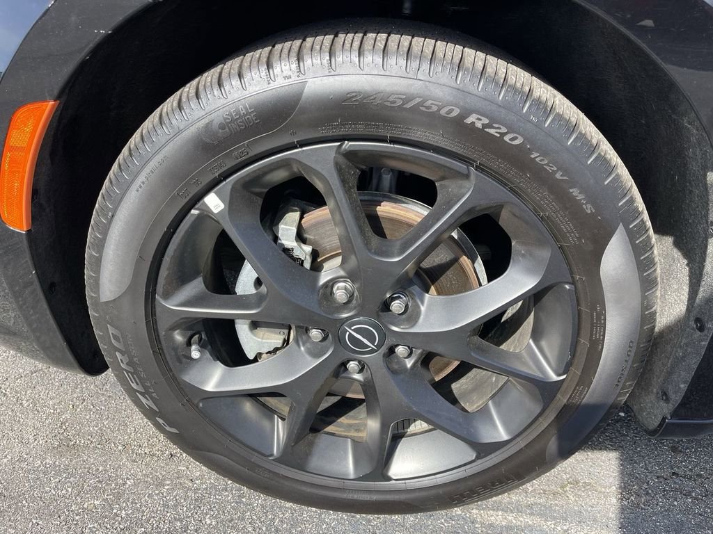 Used 2025 Chrysler Pacifica Limited FWD image 2