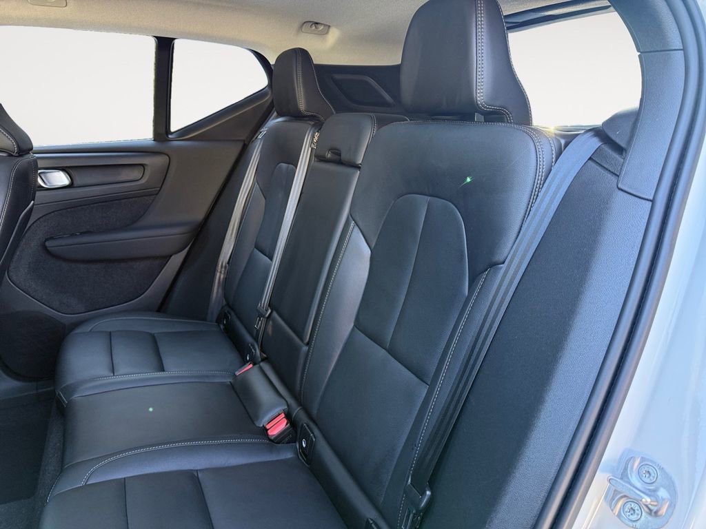Used 2025 Volvo XC40 B5 Core image 13