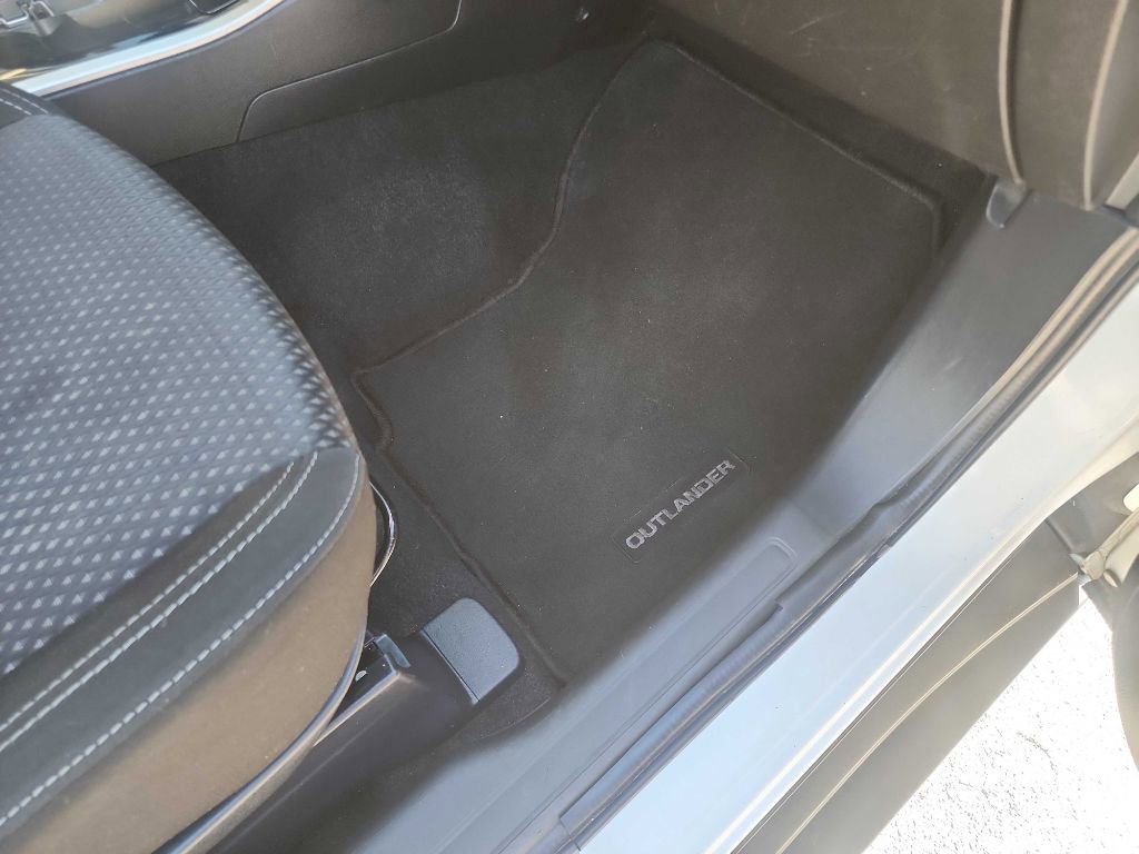 Used 2019 Mitsubishi Outlander ES image 34