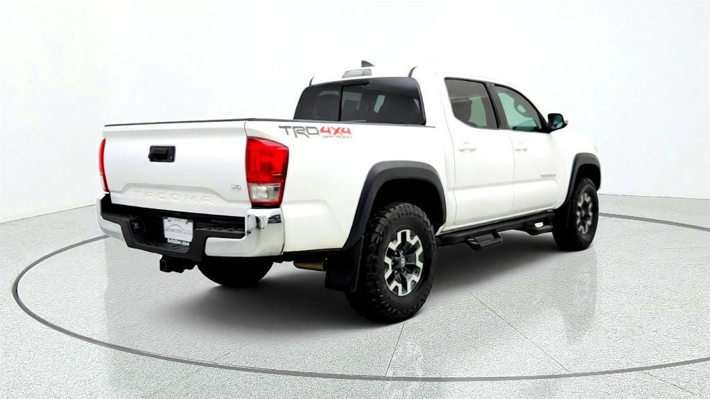 Used 2017 Toyota Tacoma TRD Off-Road w/ Tow Package (A/T) AWD/4WD image 5