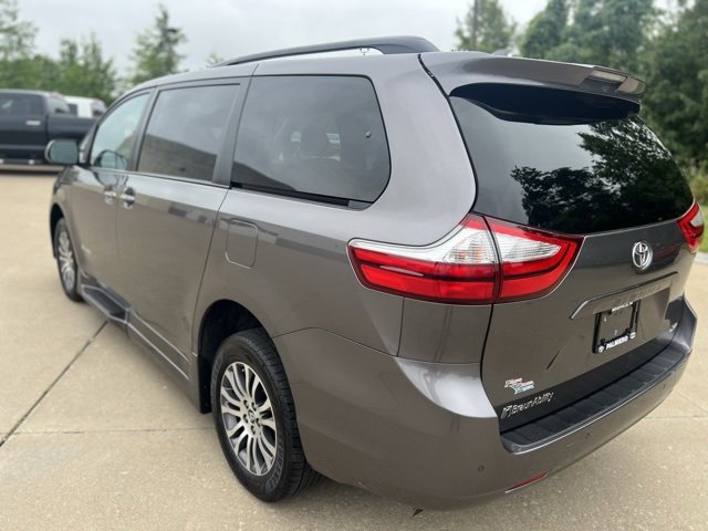 Used 2019 Toyota Sienna XLE image 5
