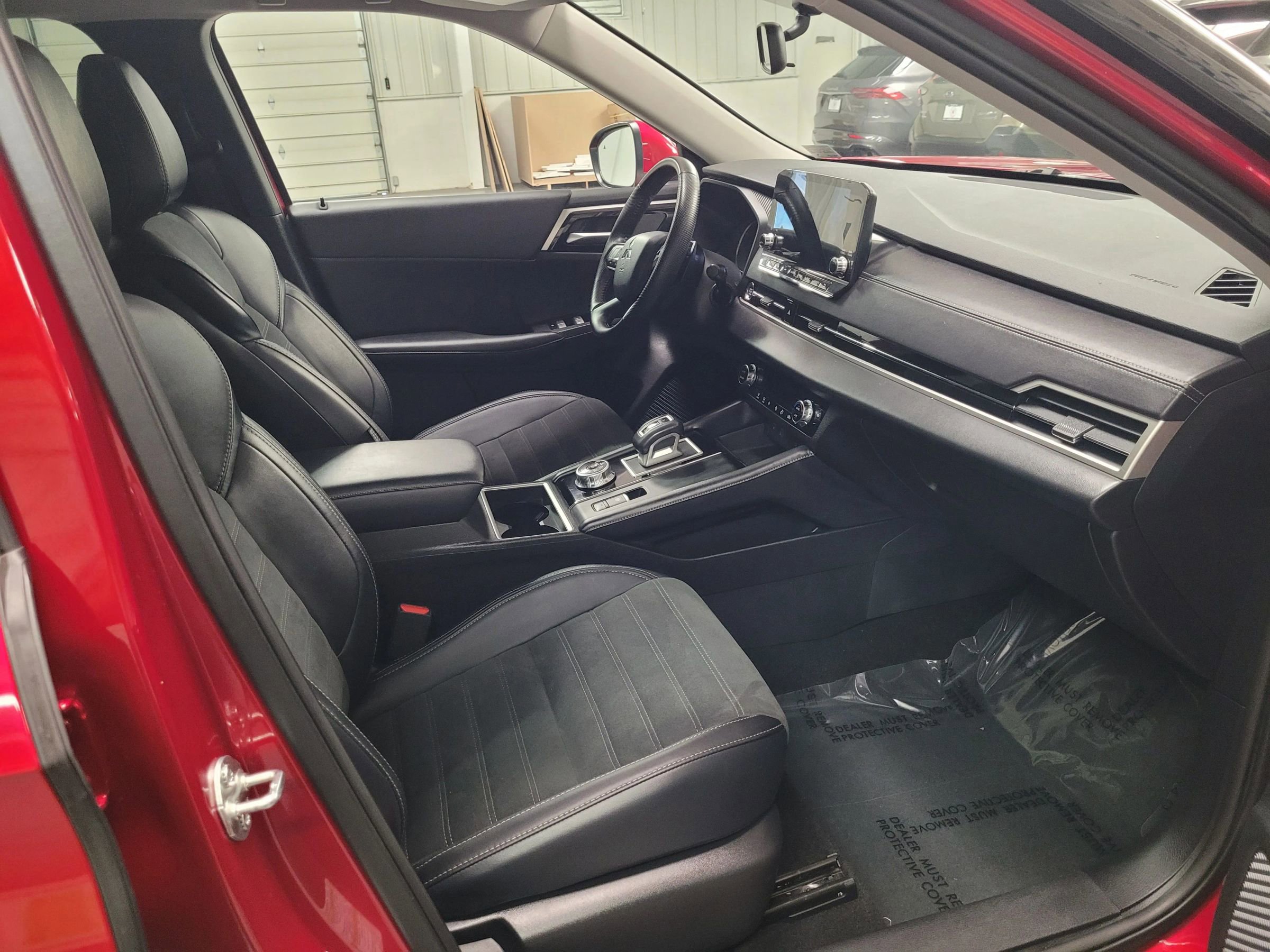 Used 2024 Mitsubishi Outlander SE Black Edition image 28