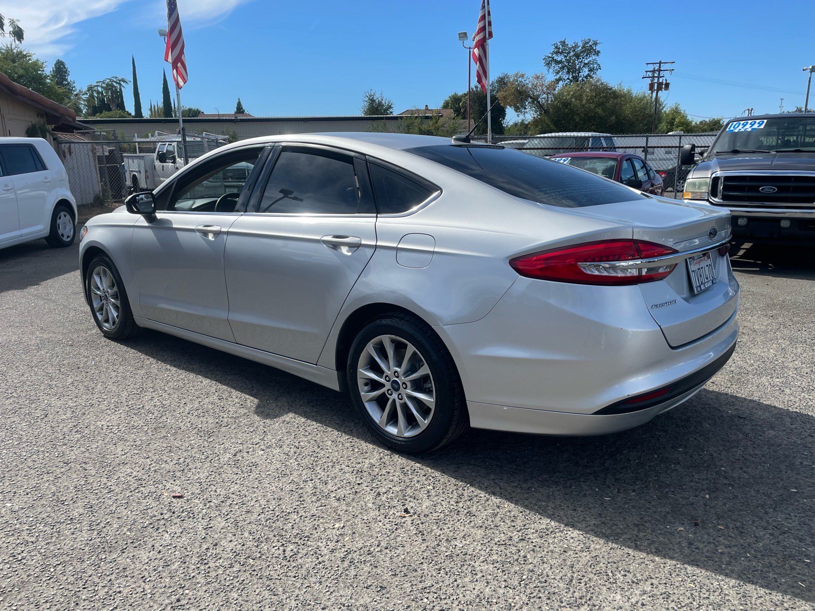 Used 2017 Ford Fusion SE FWD image 3