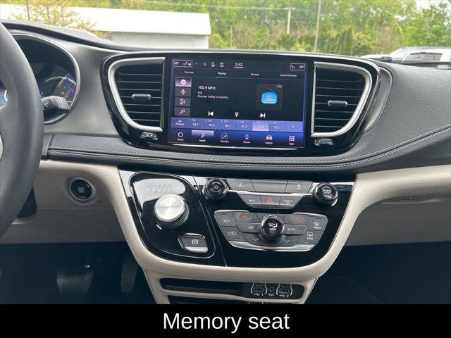 Certified 2022 Chrysler Pacifica Touring-L FWD image 17
