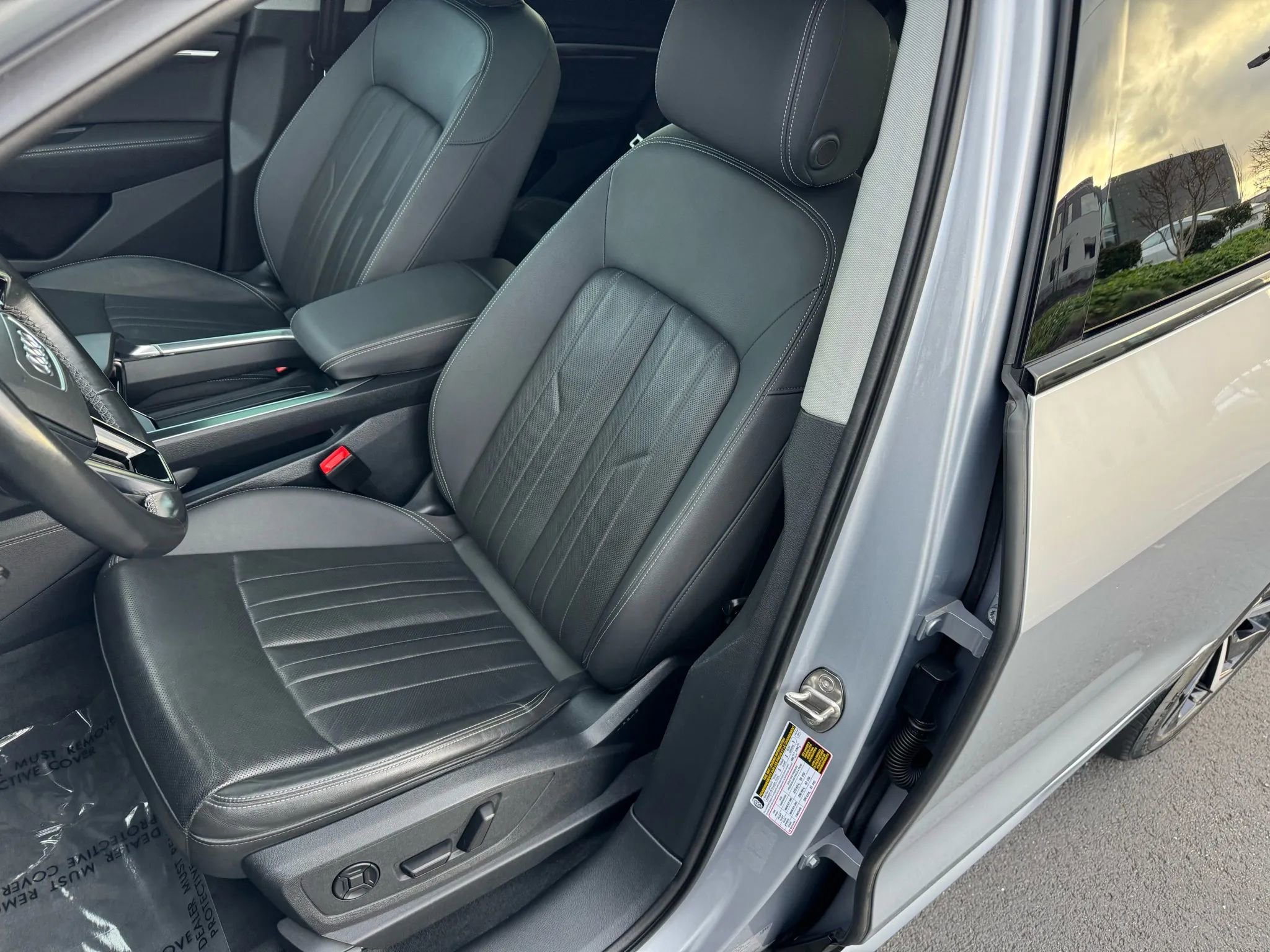 Used 2022 Audi e-tron Premium Plus w/ Premium Plus Package image 25