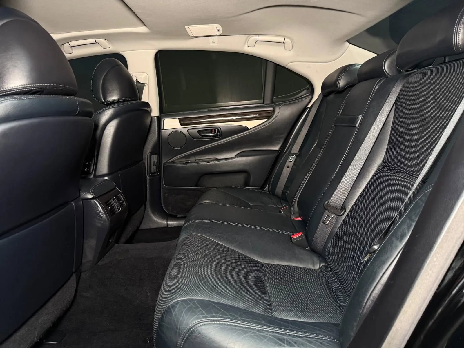Used 2013 Lexus LS 460 w/ Comfort Pkg RWD image 16