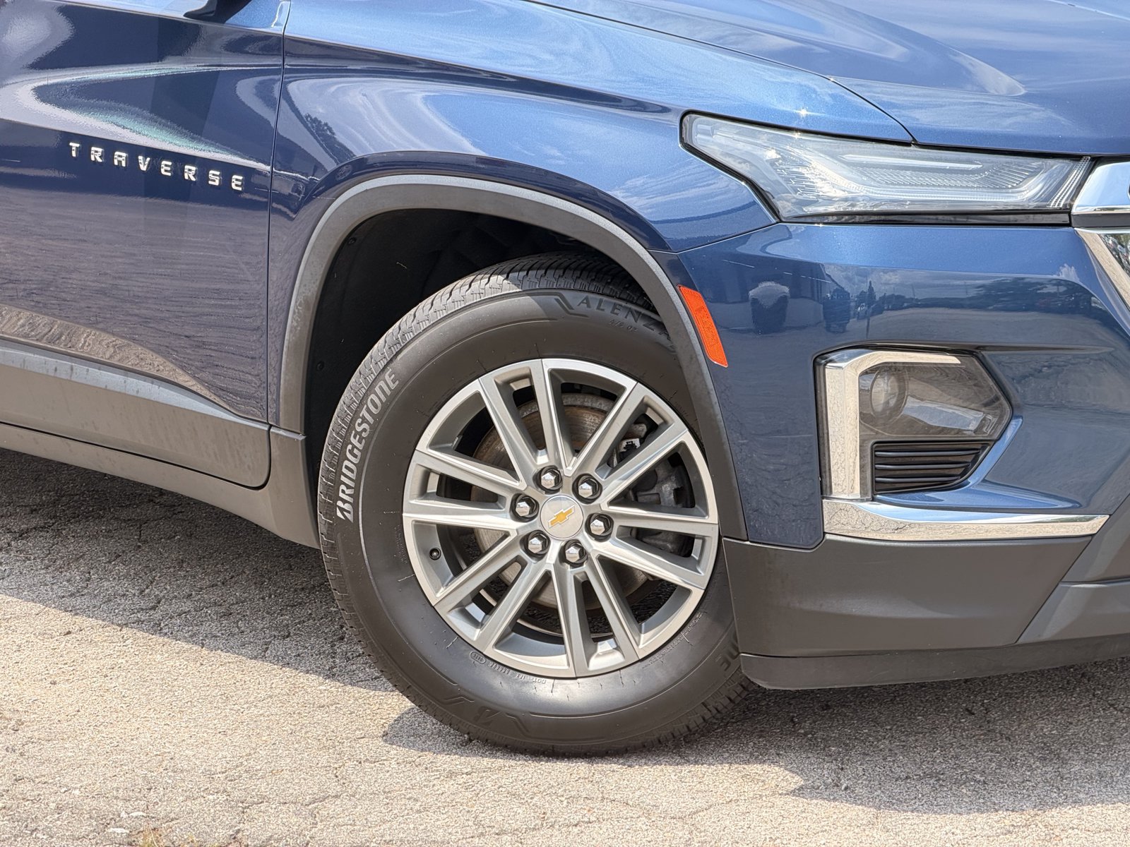 Used 2023 Chevrolet Traverse LT AWD/4WD image 3