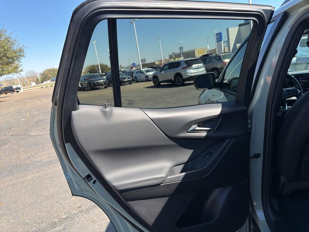 Used 2025 Chevrolet Equinox LT w/ Convenience Package II image 27