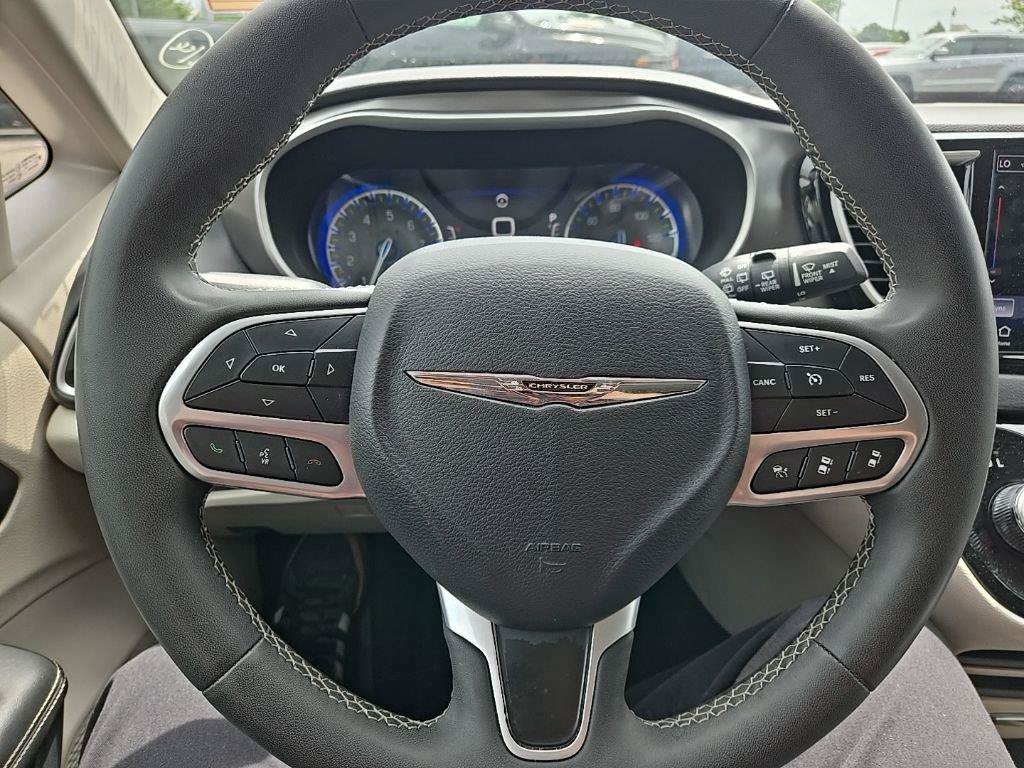 Used 2024 Chrysler Pacifica Touring-L FWD image 18