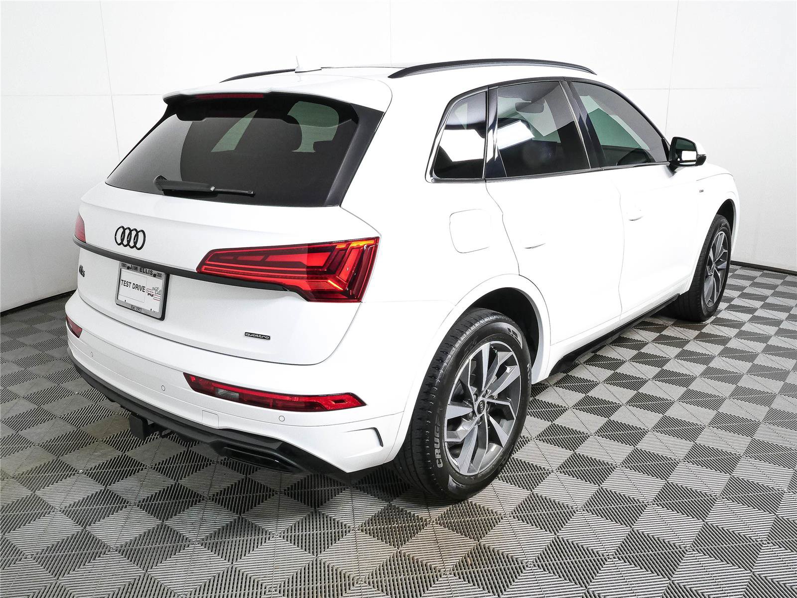 Used 2024 Audi Q5 2.0T Premium w/ Summer of Audi Package AWD/4WD image 3