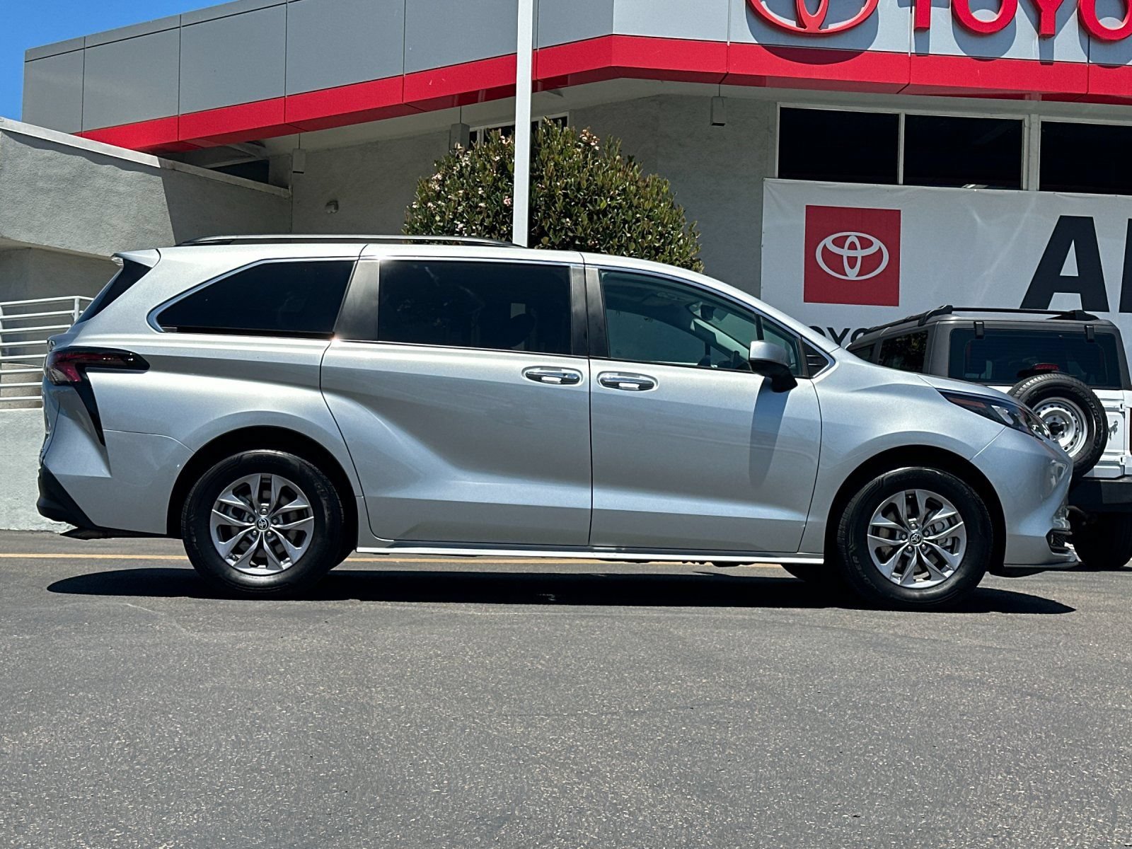 Used 2025 Toyota Sienna XLE FWD image 6